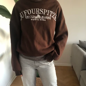 Collegetröja  - Brun fin collegetröja! Gillar mycket men används ej, står typ L/XL vilket är ganska tts🥰 här är den på min syster som är xs/s