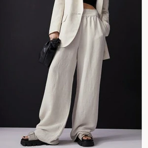 Linnebyxor hm stl S - Helt slutsålda raka, vida, högmidjade linnebyxor från HM i stl S. Så fina och somriga men hittade ett par andra som passar mig bättre och säljer därav dessa, i nyskick med prislapp kvar. Skriv privat för mer bilder💕