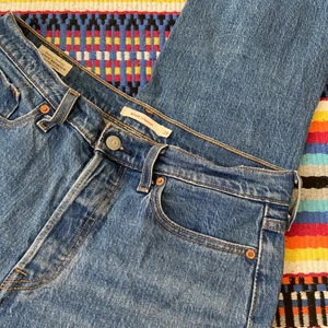 Levis raka jeans  - Så snygga, nästan oanvända raka Levis jeans!! Perfekt blå färg och sitter snyggt mot kroppen.