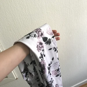 Träningssajts från MLY sports  - Jätte fina träningstajts som tyvärr inte passar längre. Använda enstaka gånger. Dem ser väldigt små ut men dem är väldigt stretchiga och sköna. Jag skulle säga att dem skulle passa XS-S. (Fanken beror på var konsumenten bor) 