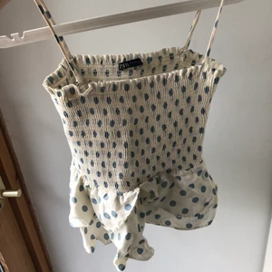 Sommartopp från zara  - Super gullig prickig sommartopp, blå prickig topp från zara. Använd 2 gånger, i storlek xs :)  hör av er för fler bilder!