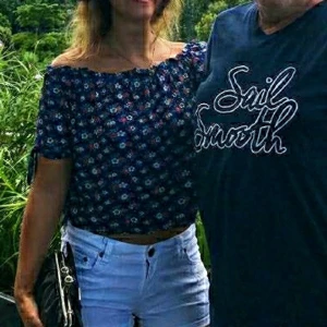 Topp, storlek S/M - Mörkblå topp med blommigt mönster. Ca 40 cm lång. Bomull. 