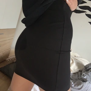 Kjol - En helt vanlig snygg svart kjol. Säljer denna då den va lite stor på mig , den är helt ny (därav lappen) tyget på kjolen är lite tjockare en ”vanligt ” men superskön! 