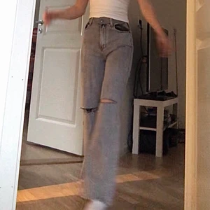 Gråa jeans från Bershka - Grå jeans i storlek 34 från Bershka, använda en gång, säljer för att dom inte kommer till användning men skitsnygga! 