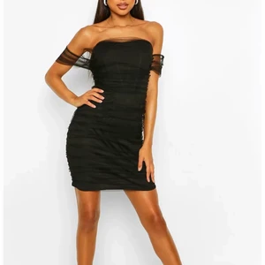 Svart mini dress oanvänd  - Svart mini dress från Boohoo i strl 34 aldrig använd. 💜💜💜 fin date night dress