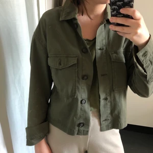 Militärgrön vår-/sommarjacka  - Sparsamt använd, inköpt på Lindex förra sommaren! Möts upp i Stockholm eller köparen står för frakt(72kr)