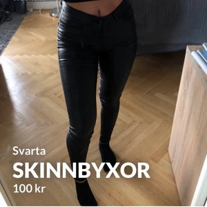 Skinnbyxor  - Svarta skinnbyxor från vero Moda i xxs (passar mig som är xs/s)  Använda fåtal gånger och ser nya ut. Det är lite annorlunda ”skinn” från de byxor som är ”inne” nu och är därför inte så tjocka och varma på insidan. Väldigt sköna och man blir inte för varm i dem. Säljs pga att dem helt enkelt inte kommer till användning🤍