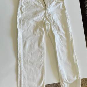 Vita jeans ifrån Zara. Använda 2 gånger så i nyskick. Storlek 36.