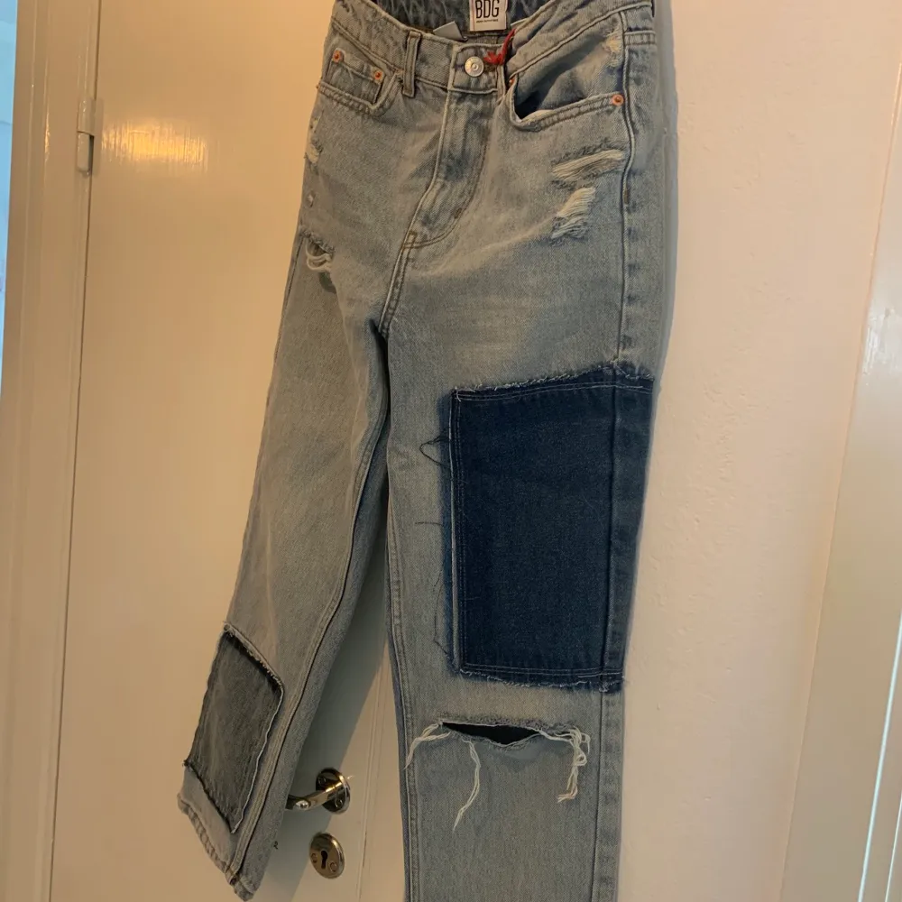 Helt oanvända jeans från Urban outfitters. Säljer för de tyvärr är för små. De är i storlek 27/30. Frakt ingår ej<3. Jeans & Byxor.