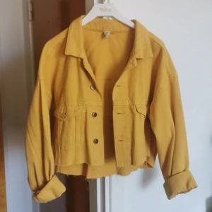 Cropped jeansjacka - Cropped senapsgul jeansjacka från h&m. Frakt ingår i priset. 