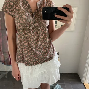 Sommrig blus - Supergullig sommar blus i sorlek S☀️💕!jättefin till sommaren! Det köpt för 250 säljer för 150 kr! Köpare står för frakt.