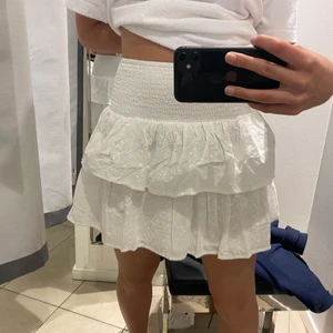 Vit kjol - Jättefin vit sommrig kjol i storlek 152 men passar även xs-s!☀️💕. Jättefin till sommaren! Om budgivning, buda i kommentarerna. Köpare står för frakt!❤️