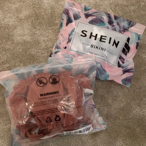 Bikini set - Säljer helt oanvänd bikini från Shein, säljer pga passade inte mig. Både topp och underdel! Superfin färg och jättefin, och är sann i storleken!