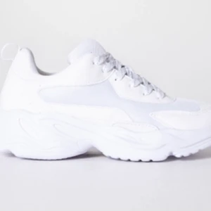 Vita sneakers  - Säljer mina skor från lager 157, använda ett par gånger. Skriv för mer bilder och info🌸