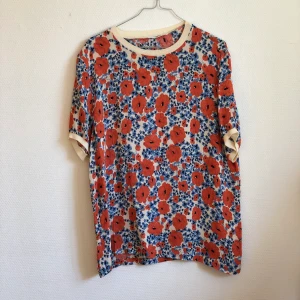 Lovechild 1979 blus - Sparsamt använd. Finns Malmö eller skickas. Köparen står för frakten 