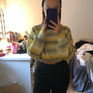 Stickad tröja från WEEKDAY - Mönstrad gul stickad tröja från WEEKDAY. Använd ett fåtal gånger. Nyskick! Storlek XS. 100kr och fraktas för 66kr🥰