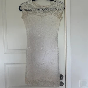 Vit spetsklänning - Vit klänning i spets från H&M i storlek 36, lite kort i längden. Använd 3 gånger.