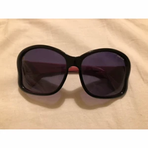 Hello Kitty solglasögon - I bra skick har bara använt en gång, säljer då jsg inte använder längre, frakten är antingen 66kr med spårning eller 45kr UTAN spårning 