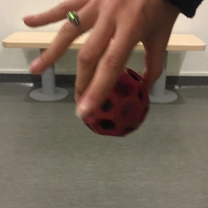 Studsig boll rosa färg - bra skick med hål i 