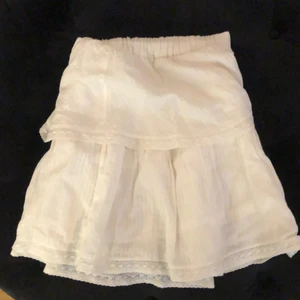 Kjol från ginatricot  - Kjolen är i nyskick och är endast använt en gång. Kjolen är i storlek S men passar även till M, xs. Bandet är elastiskt och kjolen är inte genomskinlig. Nypris 399