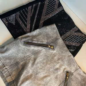 Säljer dessa två kjolar! En med strass och en i grå jeans med dragkedjor som dekor🌸 Den grå är från BIK BOK i strl M, den andra är från H&M i strl 34☺️ Båda fint skick, 80kr för båda tillsammans + frakt🤍