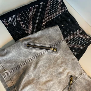 Kjolar 2pack - Säljer dessa två kjolar! En med strass och en i grå jeans med dragkedjor som dekor🌸 Den grå är från BIK BOK i strl M, den andra är från H&M i strl 34☺️ Båda fint skick, 80kr för båda tillsammans + frakt🤍