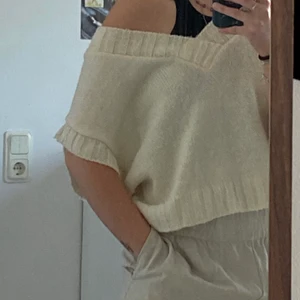 Stickad bäst från asos - Helt oanvända stickad väg från asos i riktigt skönt material. Super snygg i sommar att slänga på sig en lite kyligare kväll. Säljer den då den aldrig kommit till användning för mig ;)) köparen står för frakt. 