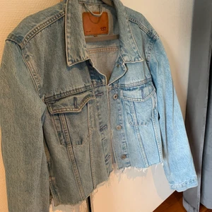 Jeansjacka - Avklippt oversized jeansjacka fin nu till sommaren, köparen står för frakt💞