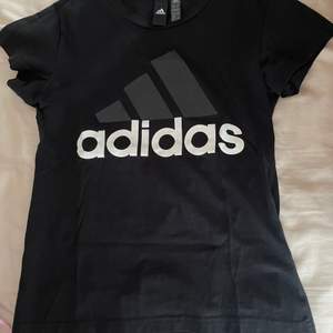 Svart adidas t-shirt, aldrig kommit till användning.