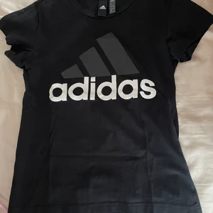 Adidas t-shirt - Svart adidas t-shirt, aldrig kommit till användning.
