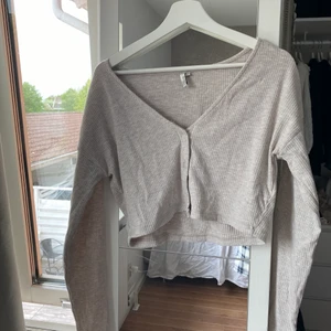 Croppad kofta - Säljer min croppad kofta/topp som då inte längre används. Den är i ett super mysigt material och det är skönt att ha på sig den! Köparen står för frakt 😍