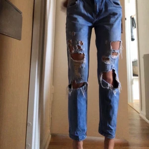Lågmidjade slitna jeans  - Sååå coola slitna jeans med lågmidja! Fin färg på dem och passar perfekt till sommaren!