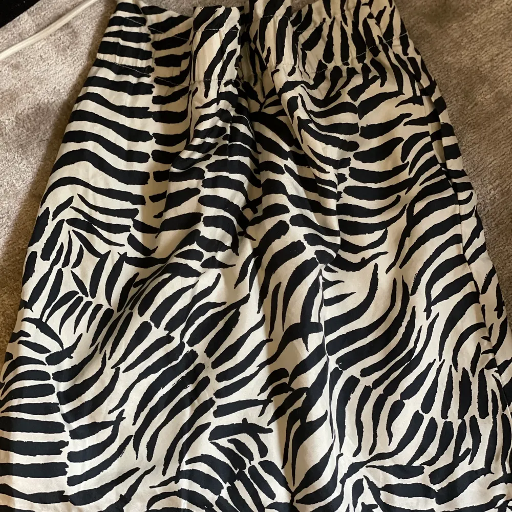 En jättesnygg kort kjol i zebra mönster. Aldrig använd.. Kjolar.