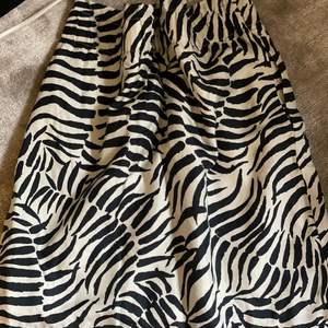 En jättesnygg kort kjol i zebra mönster. Aldrig använd.