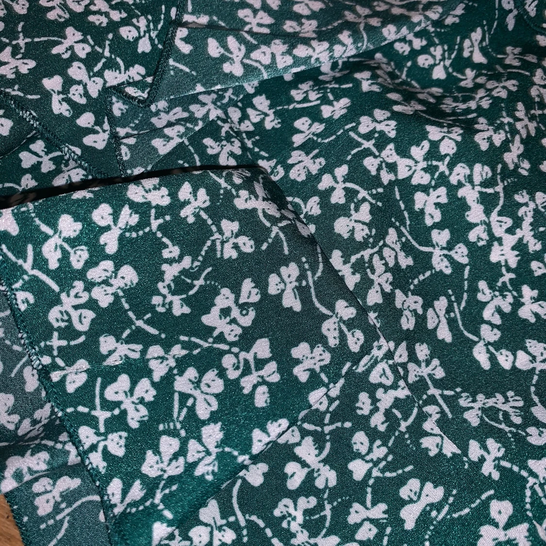 Mörk grön kjol, fyrklöver jätte fin, lite kort men inget speciellt,köpt är köpt från sheinstrl M, nyskick endast testad 2 ggr - 91