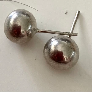 Silverörhängen  - Äkta silver , stora kulor . 1,7 cm i diameter. Köpta från chianti . Nypris 598kr