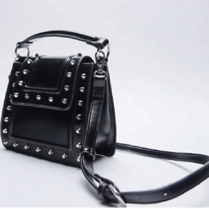 Zara väska - Intressekoll på denna snygga svarta väska med nitar! Från zara, den är slutsåld. Hör av dig vid intresse❤️