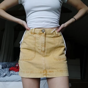 Urban Outfitters kjol - Gul jeanskjol från Urban Outfitters i storlek S. Jättefin nu till sommaren, men kommer tyvärr inte till användning hos mig.