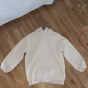 Beige hoodie  - Säljer min Gina tricot hoodie, använd 1 gång och super len och mjuk i materialet, storlek xs men köpte den eftersom den var så pass stor, skulle säga att den passar XS-L bror på hur man vill ha den :)