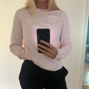 Morris tröja - Säljer min rosa morris tröja då den inte längre kommer till användning. Den är i en storlek Small och i mycket bra skick. Köparen står för frakten om så önskas. Skriv till mig på dm💖 