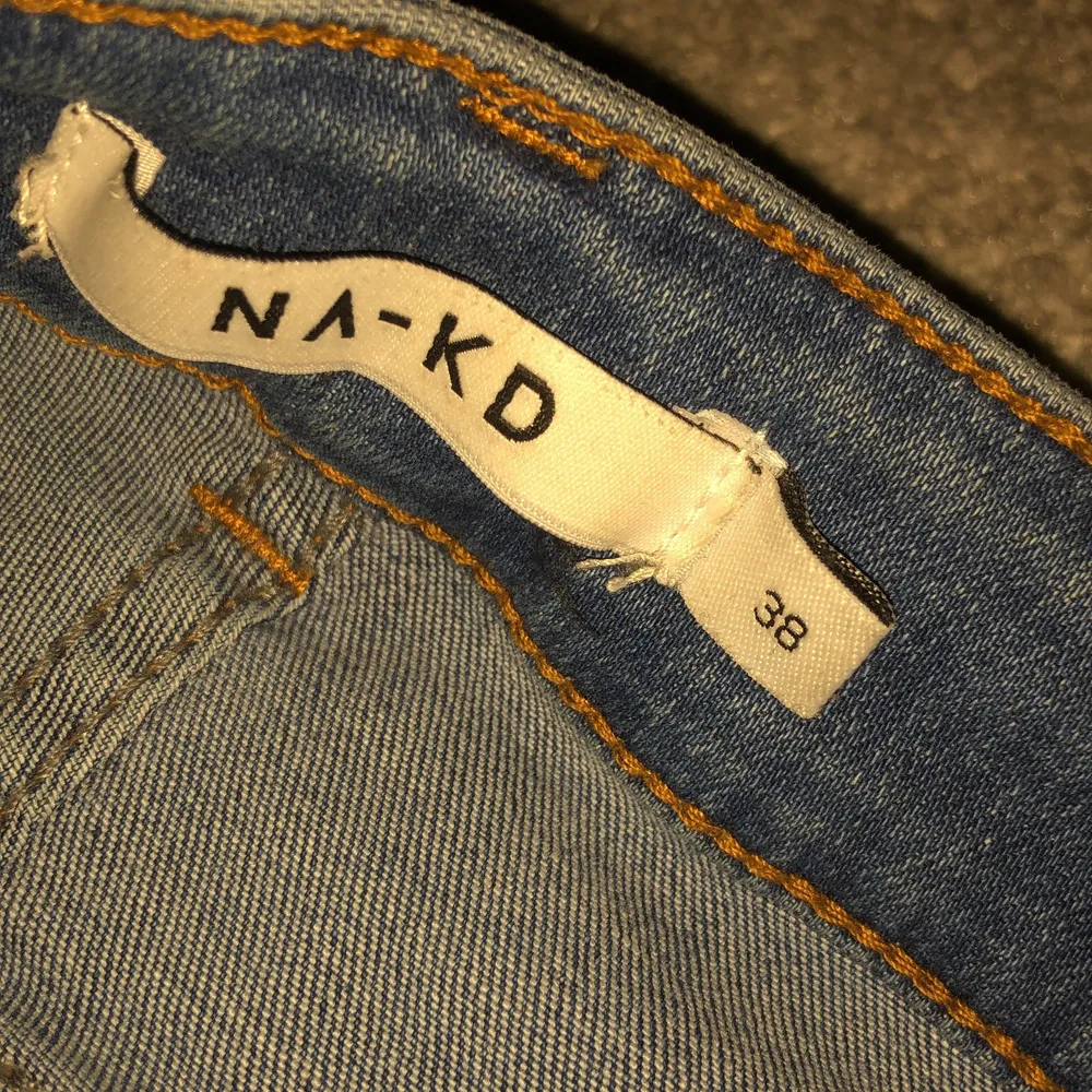 Säljer dessa jeans i stl 38 från NAKD. För 200 kr. Dom är i bra skick och knappt använda för att jag råka beställa fel stl för längesen och glömde att skicka tillbaka dom. . Jeans & Byxor.