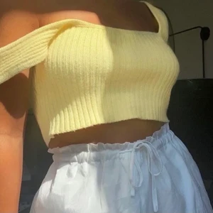 Gul top  - Jättefin gul top från byanastasia💛💛  (strlk s men passar allt från XS-M/L (den är väldigt stretchig)