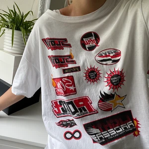 Weekday T-shirt  - Jättefin T-shirt från weekday med racetema. Jättebra skick! 