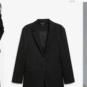Svart kavaj MONKI  - Kavaj från monki, nästintill oanvänd storlek L, köpte den för oversized fit 