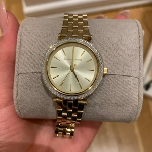 Michael kors klocka - Guld Michael kors klocka med silver detaljer runt om. 