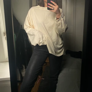 Långärmad - Min favorit modell på tröja, från &other stories, krämvit, snyggt oversized, nypris 400 och använd en gång