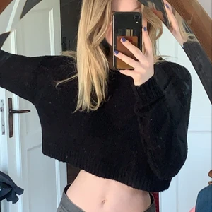 stickad tröja - Säljer den här fina stickade tröjan då jag inte använder den något🧸Såååå skönt material!!! Jag brukade använda den för både sommaren och vintern, då den bara passar till ALLT💖frakt tillkommer