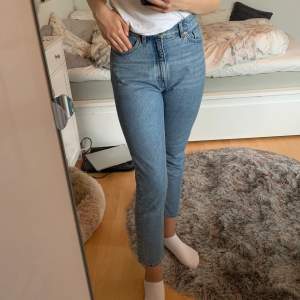 Super fina jeans som jag köpte på Monki förra året, knappt använda, nyskick, sitter super bra. Säljer pga att dom är lite för korta för mig (är 175cm). Köparen står för frakt🌷