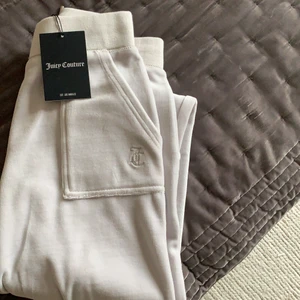 Juicy couture mjukisbyxor - Säljer ett par helt nya, oanvända, med prislappen kvar. Supersköna men har redan ett par likande och kommer inte få användning för båda. Byxorna ligger ute på andra sidor, då jag bara vill bli av med dom så det är först till kvarn som gäller!