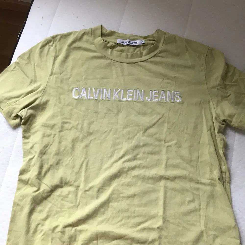 En tröja från Calvin Klein jeans köpt på Åhléns city i Malmö. Köpt för ca 700 säljer nu för endast 200. Fler bilder eller frågor så går det bra att kontakta 🤍 obs. Liten i storlek!. T-shirts.